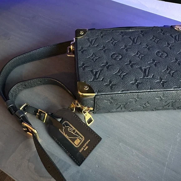 Louis Vuitton Crossbody bag - Picture 3 of 5